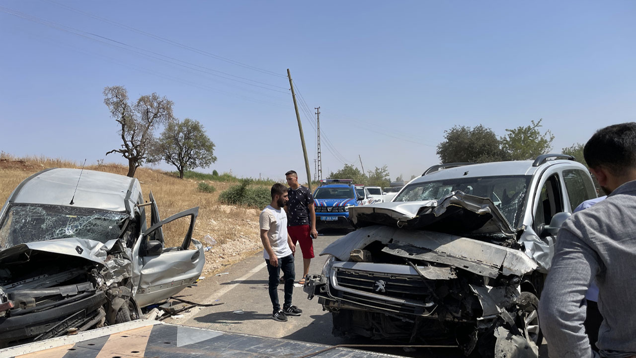Gaziantep'te iki hafif ticari araç çarpıştı! 1 kişi öldü, 8 kişi yaralandı!