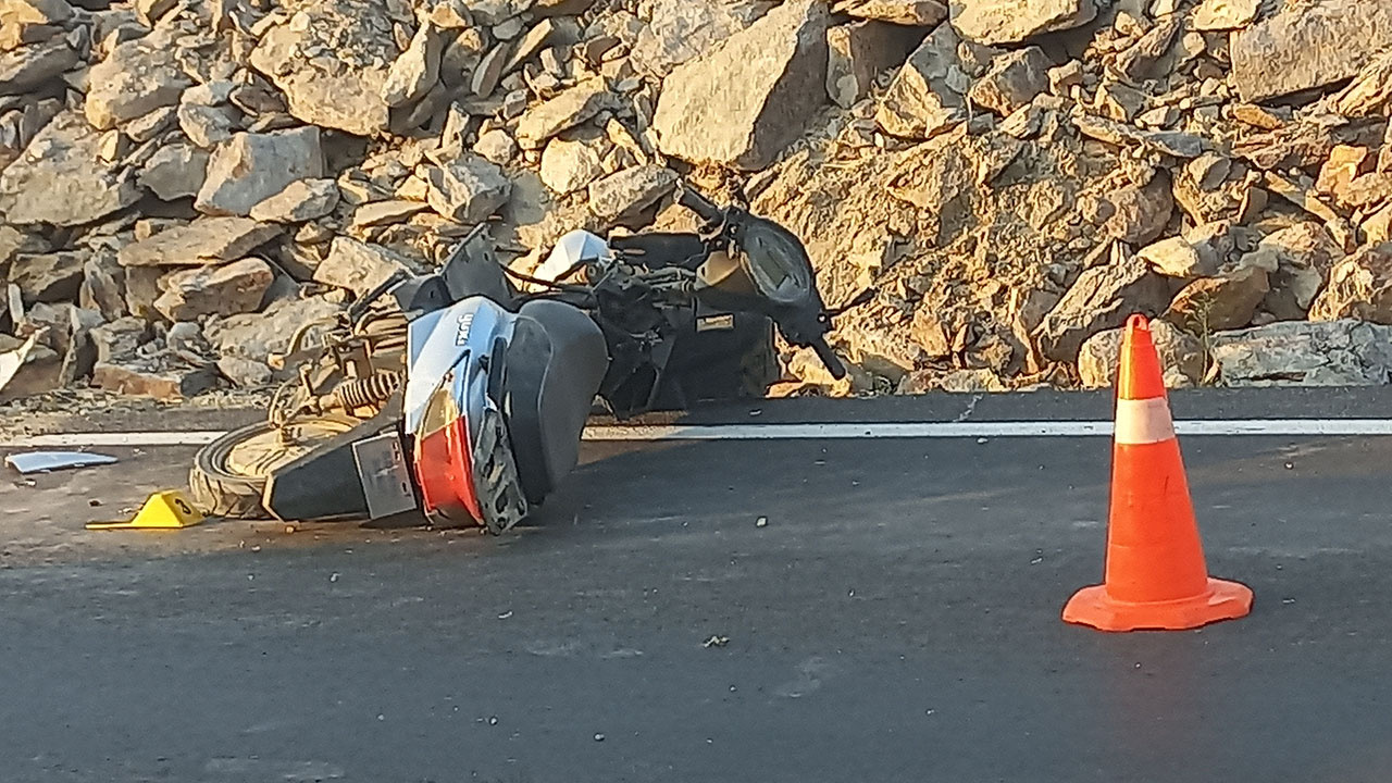 İzmir'de feci kaza! Ticari araç ve elektrikli motosiklet birbirine girdi, yola savruldu