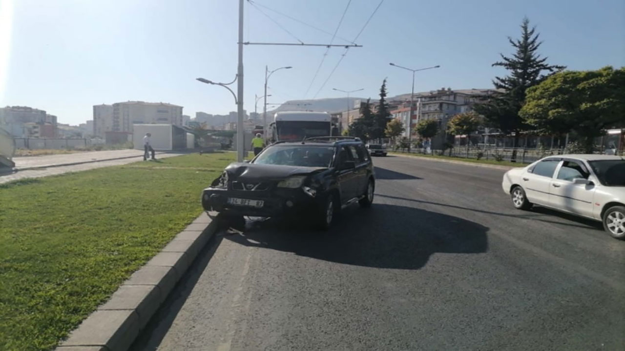 Malatya'da trambüs ve otomobil çarpıştı: 2 yaralı