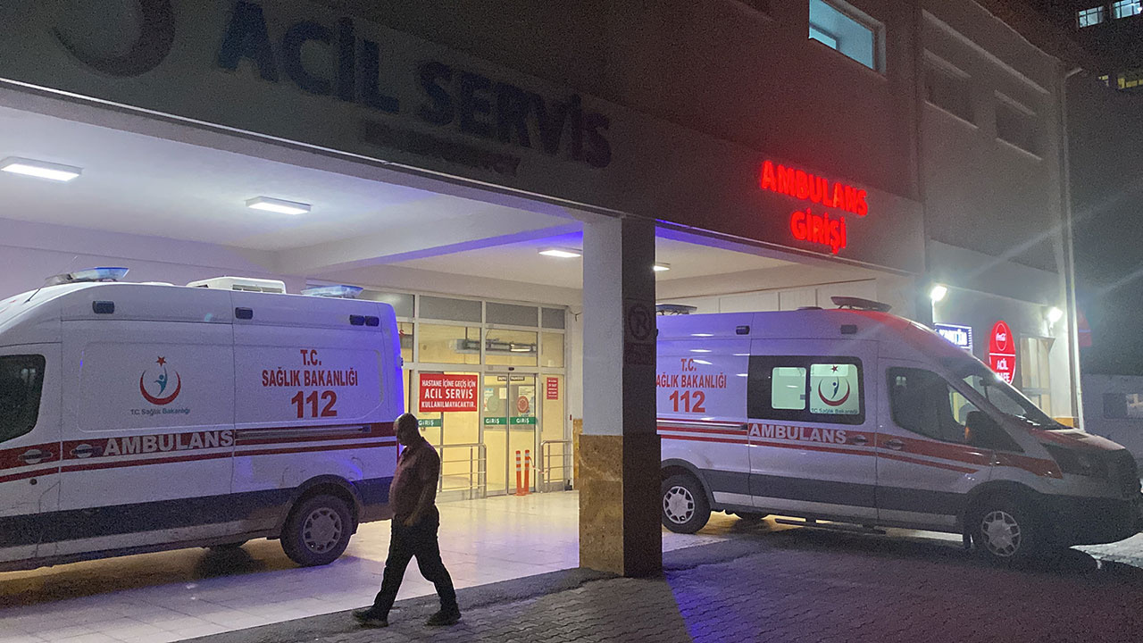 Sivas'ta alkollü şahıs 3 kişiyi silahla yaralayıp intihar etti!