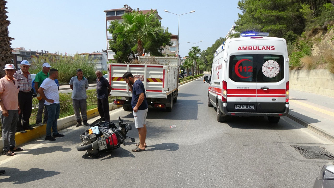 Antalya'da motosikletli sürücü park halindeki kamyona çarptı, yaralandı!