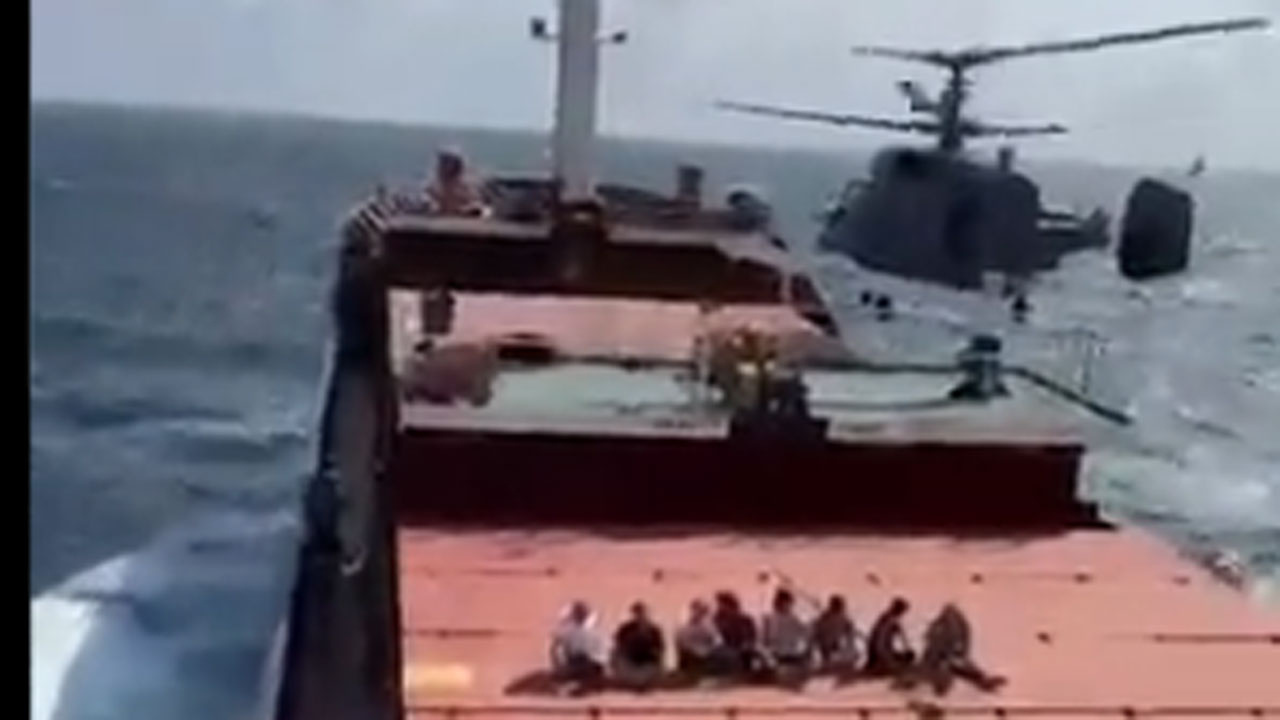 Rusya’nın Karadeniz'deki Türk gemisine gerçekleştirdiği baskının görüntüleri yayınlandı