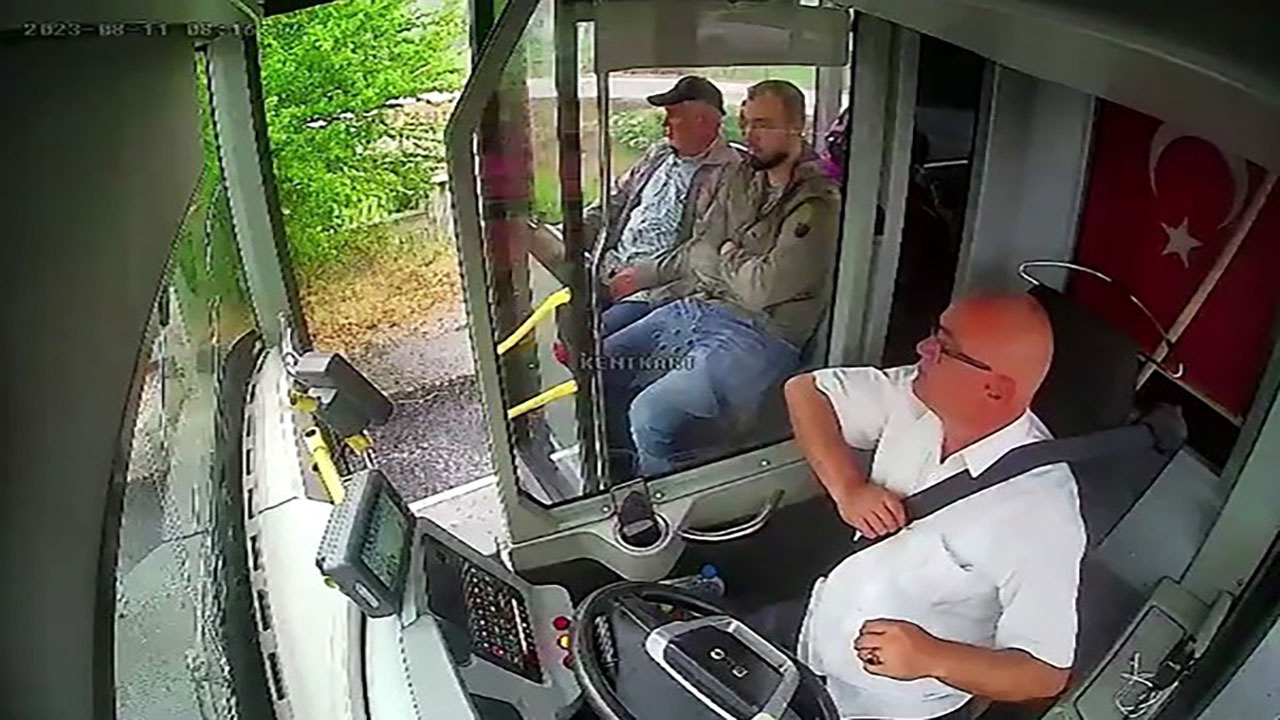 Düzce'de otobüs şoföründen taktir toplayan hareket! Otobüsü durdurdu yaşlı kadını karşıya geçirdi