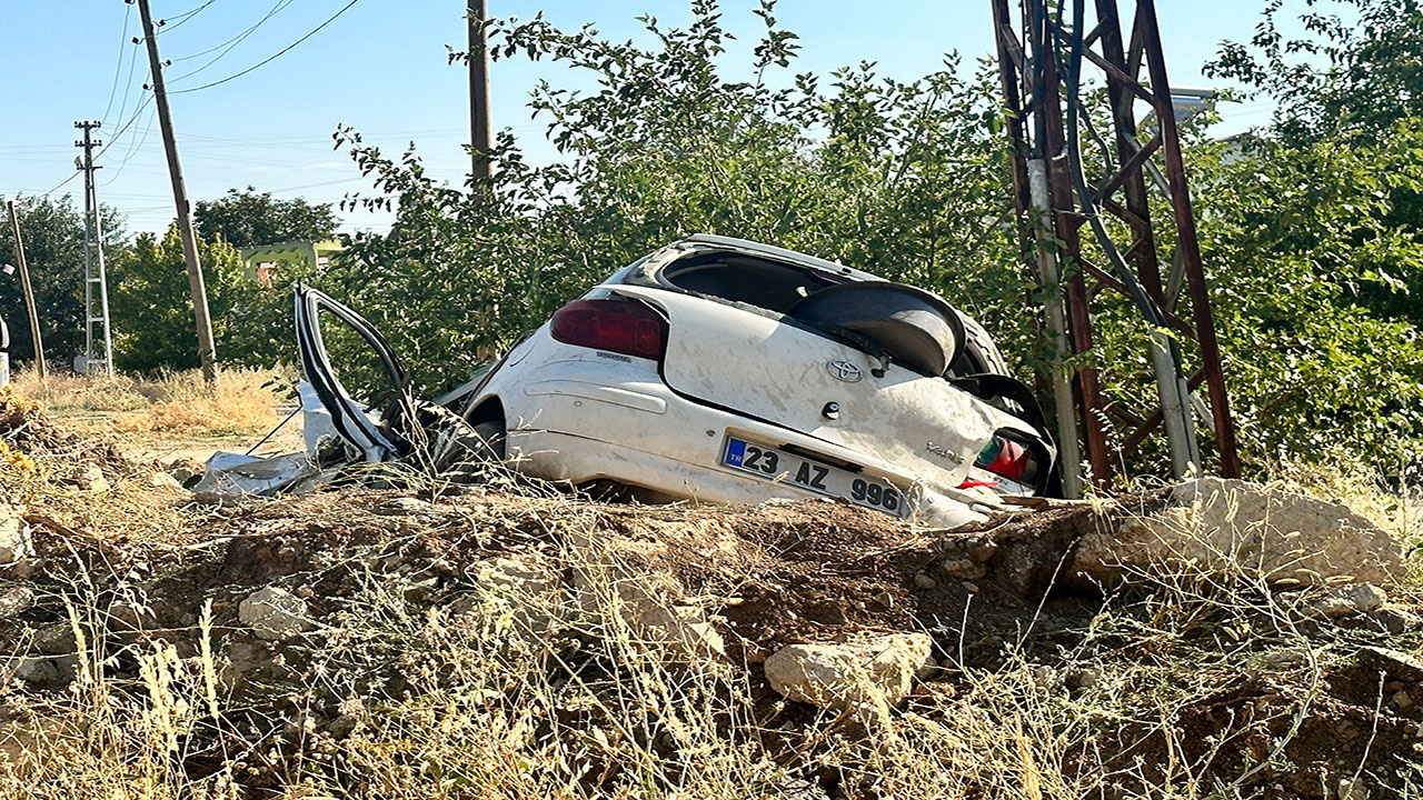 Elazığ'da korkunç kaza! Hakimiyetini kaybeden araç şarampole uçtu: 2 yaralı