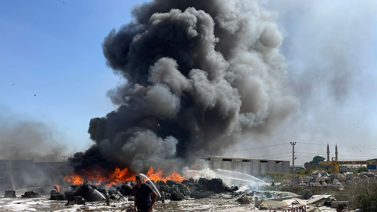 Aksaray'da geri dönüşüm fabrikasında yangın çıktı