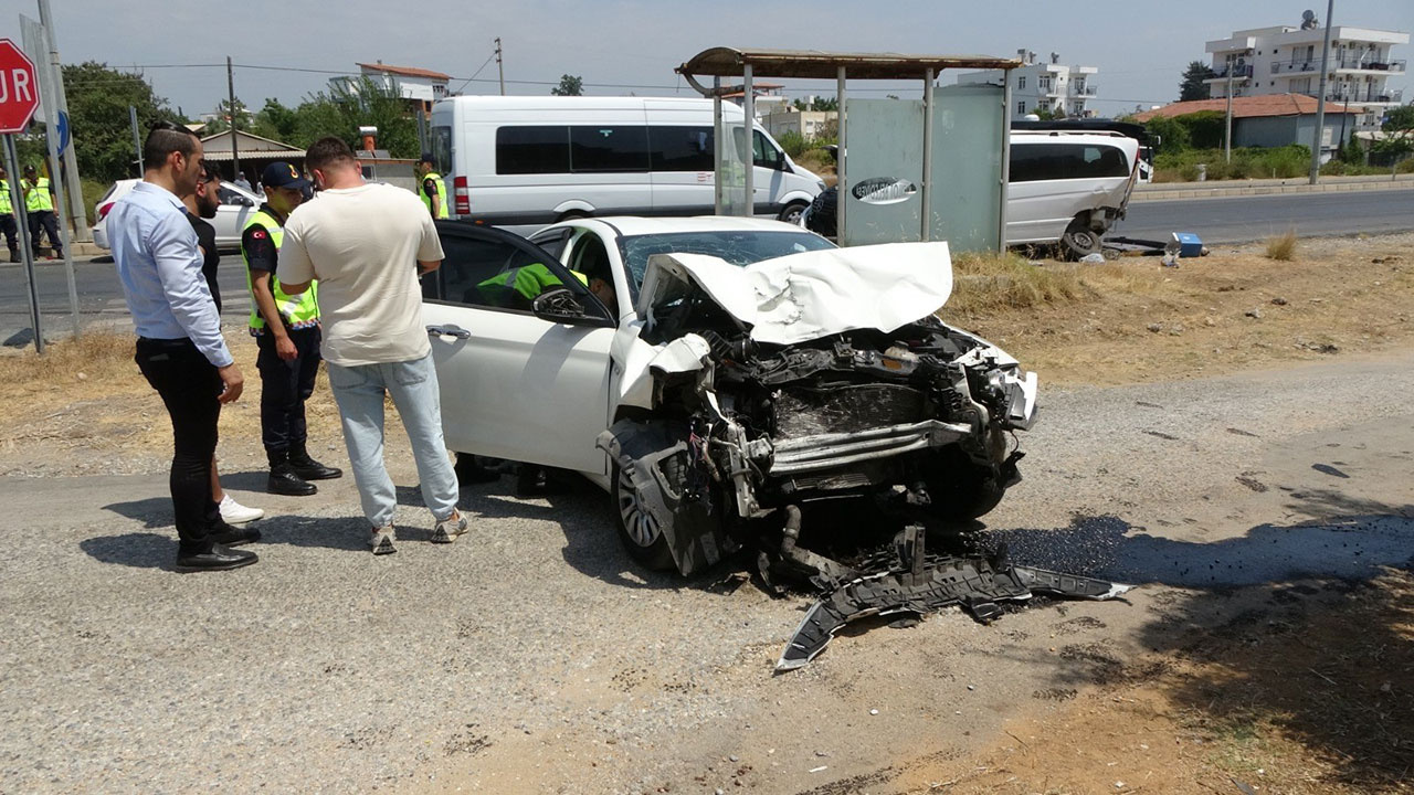 Antalya'da yoldan çıkan otomobile 2 otomobil çarptı! 5 kişi yaralandı