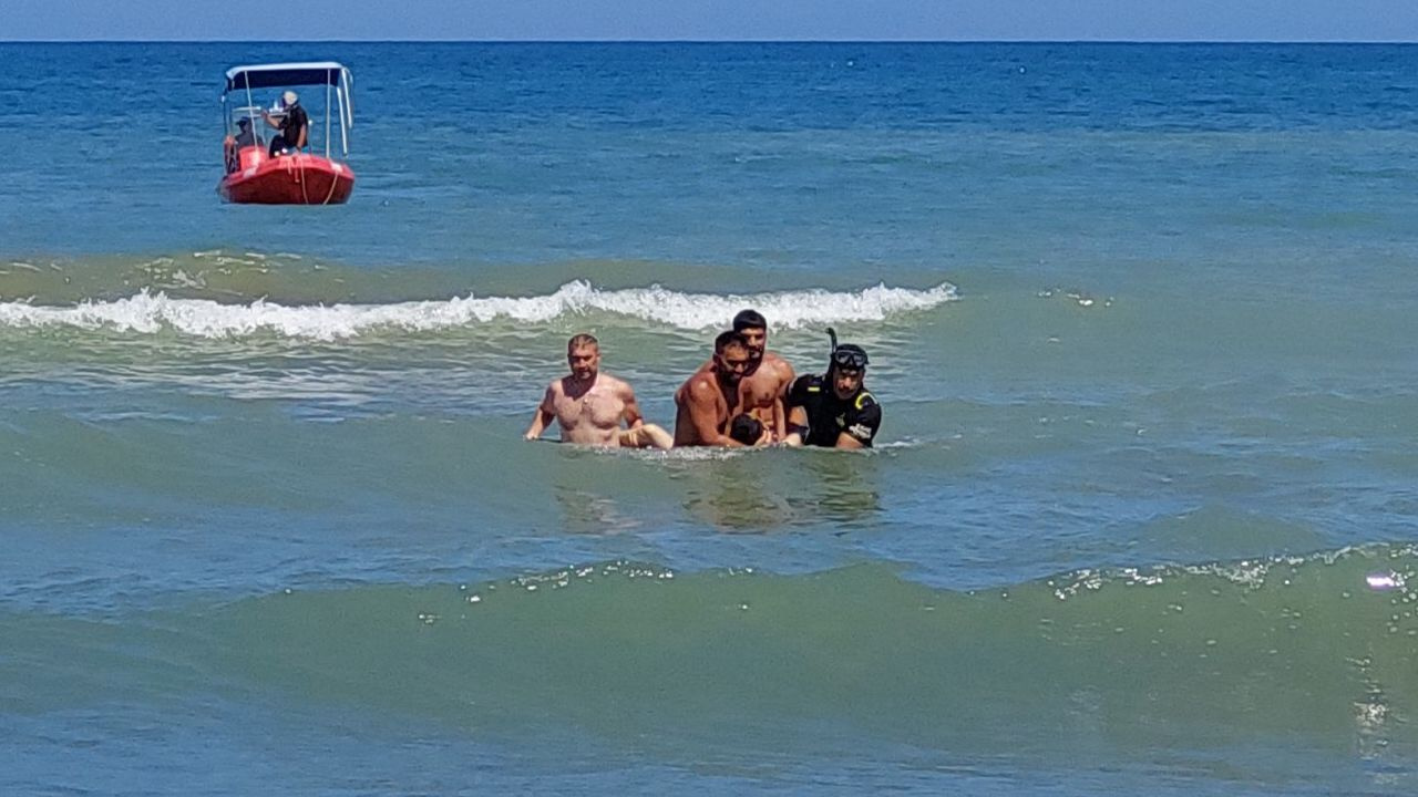 Karadeniz'de can pazarı! 3 çocuk azgın dalgalara kapıldı aile kahroldu: Kızları kurtuldu ancak...