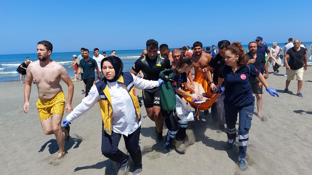 Karadeniz'de can pazarı! 3 çocuk azgın dalgalara kapıldı aile kahroldu: Kızları kurtuldu ancak...