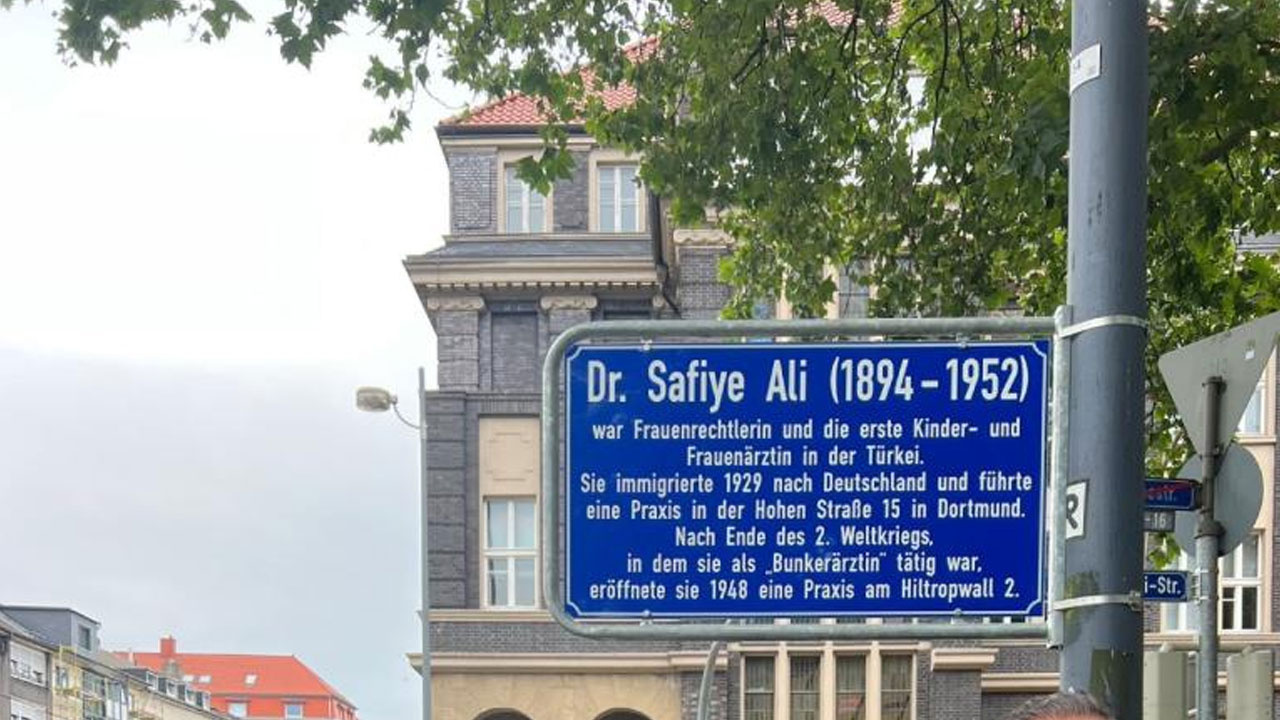 Almanya'da bir sokağa Türkiye'nin ilk kadın doktoru Safiye Ali'nin adı verildi