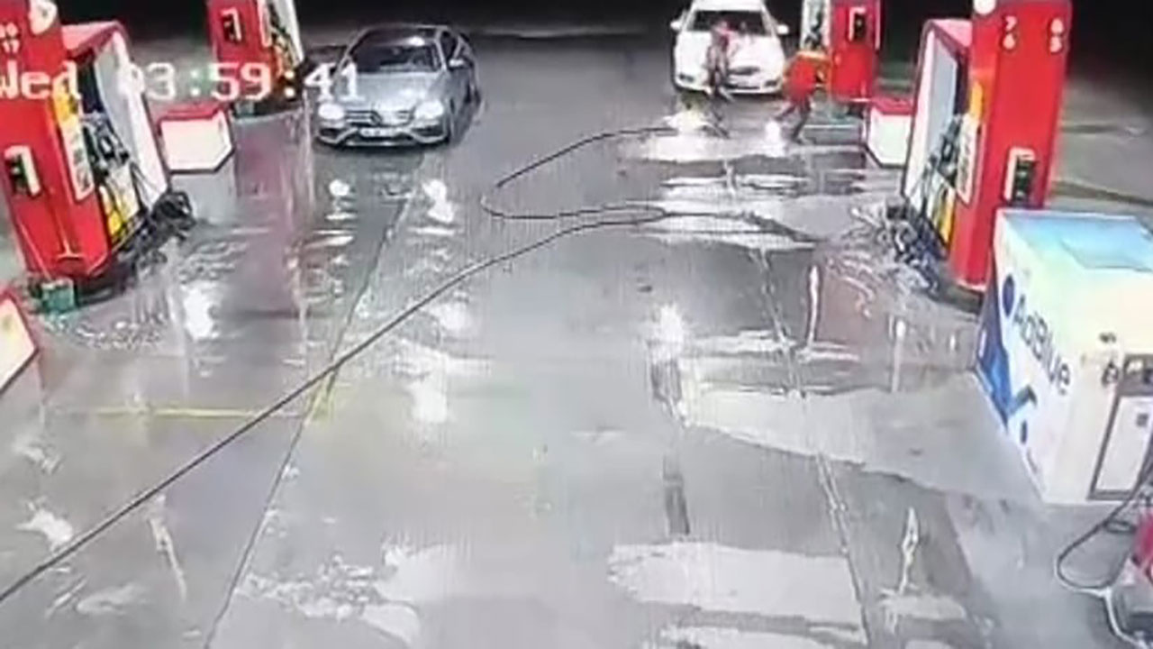 İzmir'de akaryakıt istasyonunda feci kaza! Otomobilin çarptığı kadın metrelerce sürüklendi