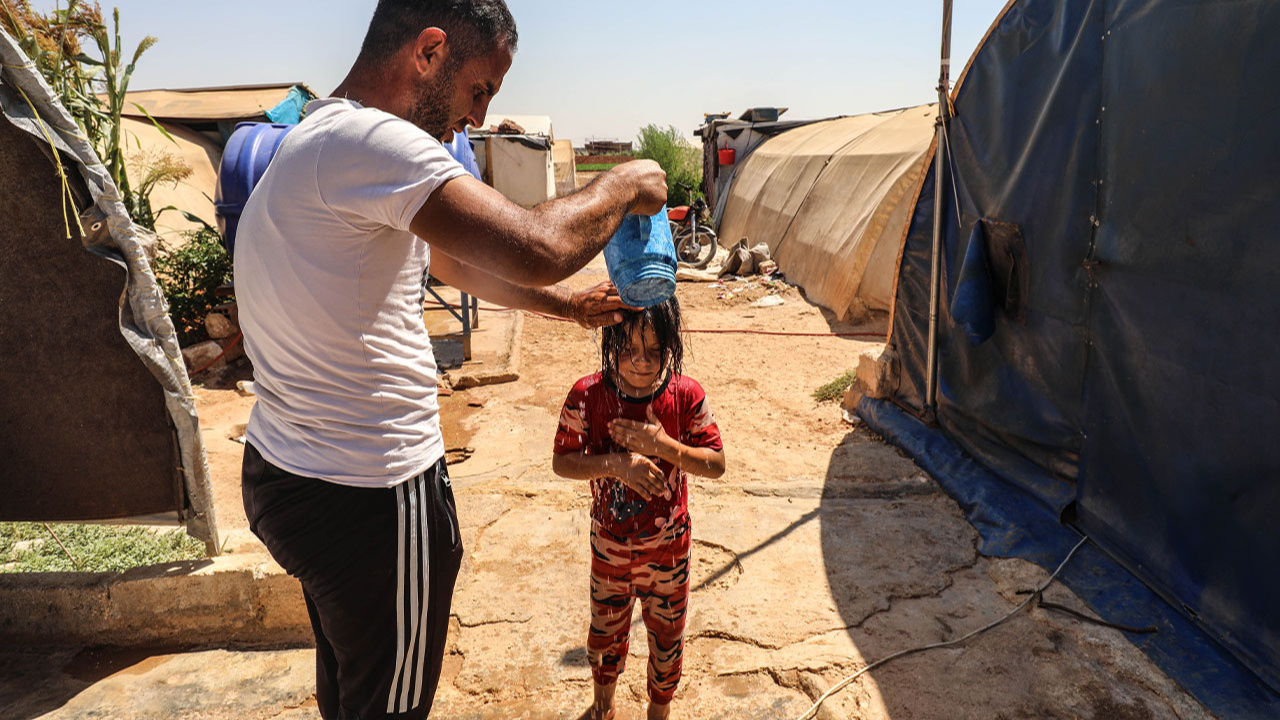İdlib'deki kamplarda termometreler 50 dereceyi gösteriyor!