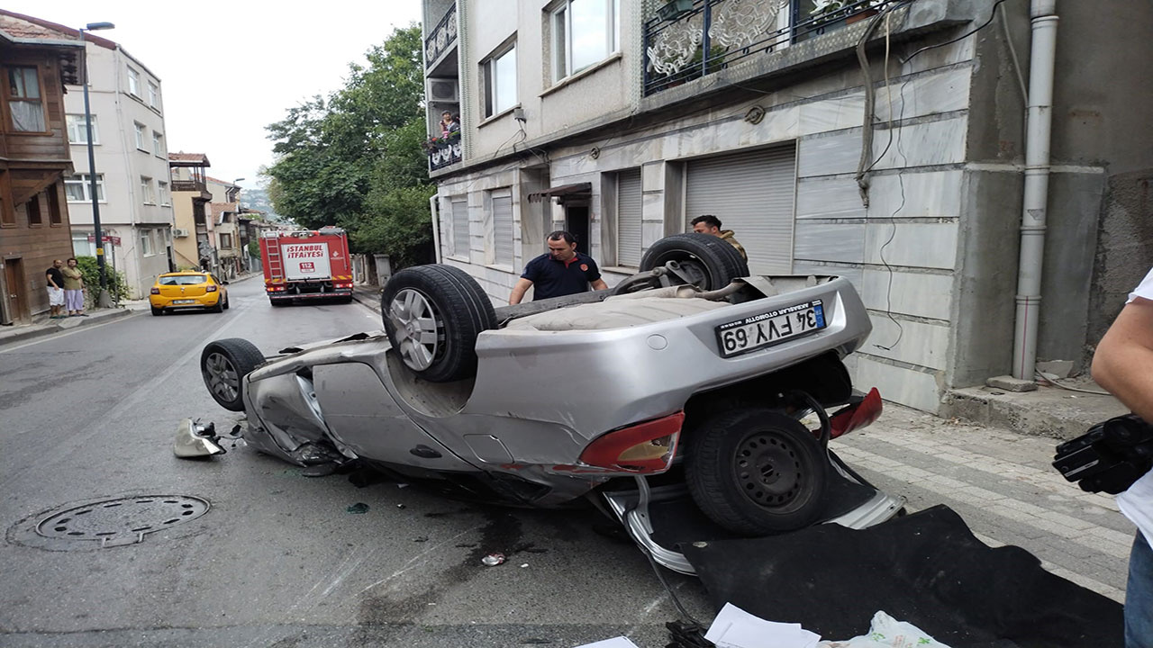 Üsküdar'da feci kaza! Kontrolünü kaybedip direğe çarptı: 5 yaralı