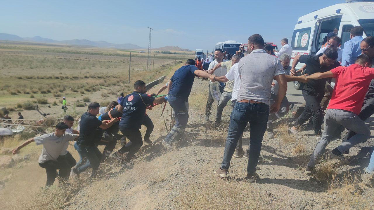 Van'da şarampole uçan otomobilde can pazarı yaşandı: 1 ölü 3 yaralı