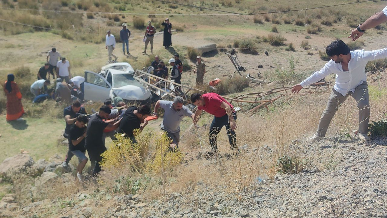 Van'da şarampole uçan otomobilde can pazarı yaşandı: 1 ölü 3 yaralı