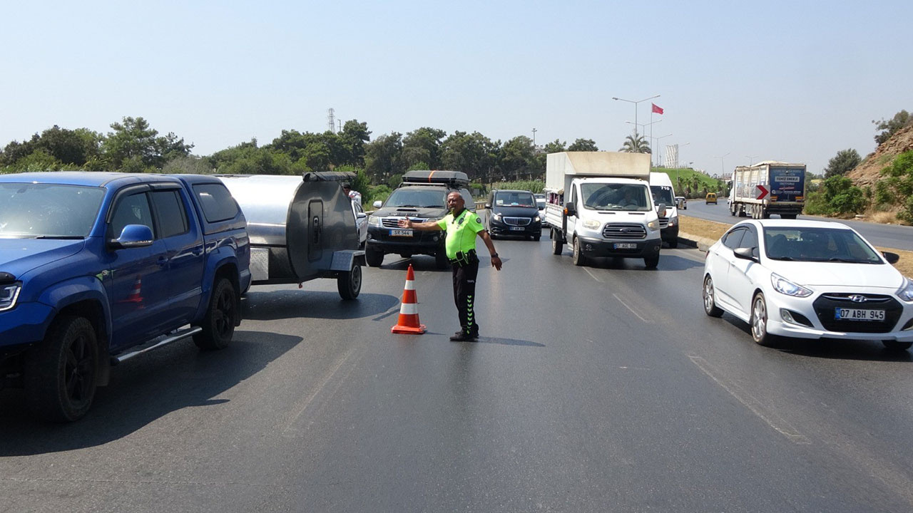 Çelik bariyerlere çarpan araç hurdaya döndü! Araç sürücüsü burnu kanamadan çıktı