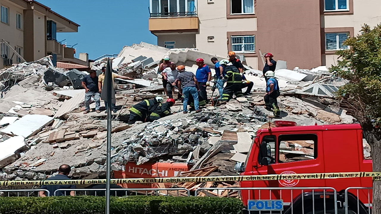 Depremde hasar gören bina kepçe operatörünün üzerine yıkıldı!