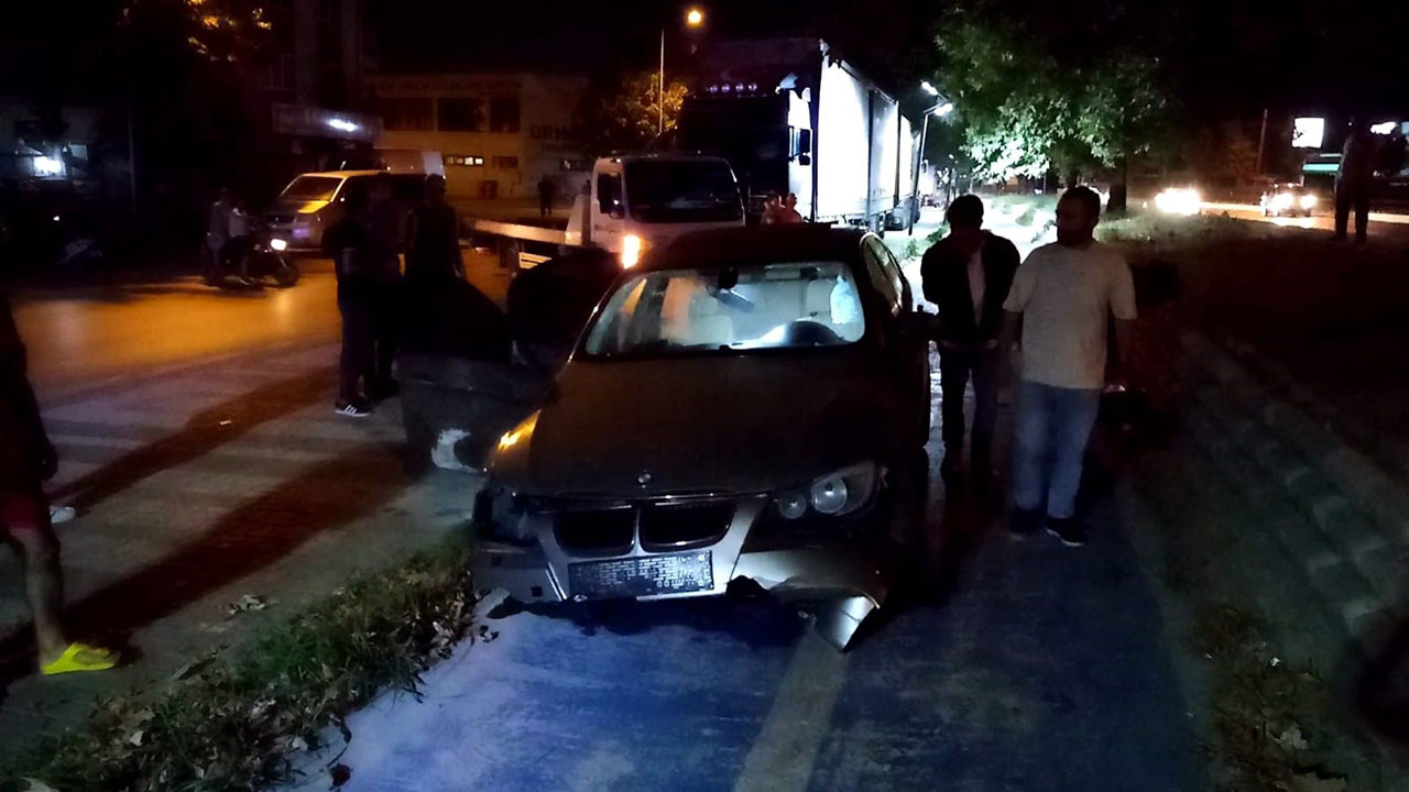 Bursa'da otomobil ve cip çarpıştı! Refüje çarparak devrildi: 5 yaralı