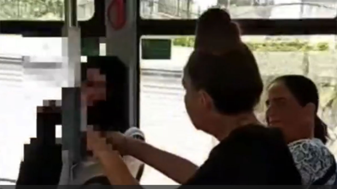 Belediye otobüsünde çarşaflı kadına iğrenç saldırı! "Burası Türkiye, peçeni al git"