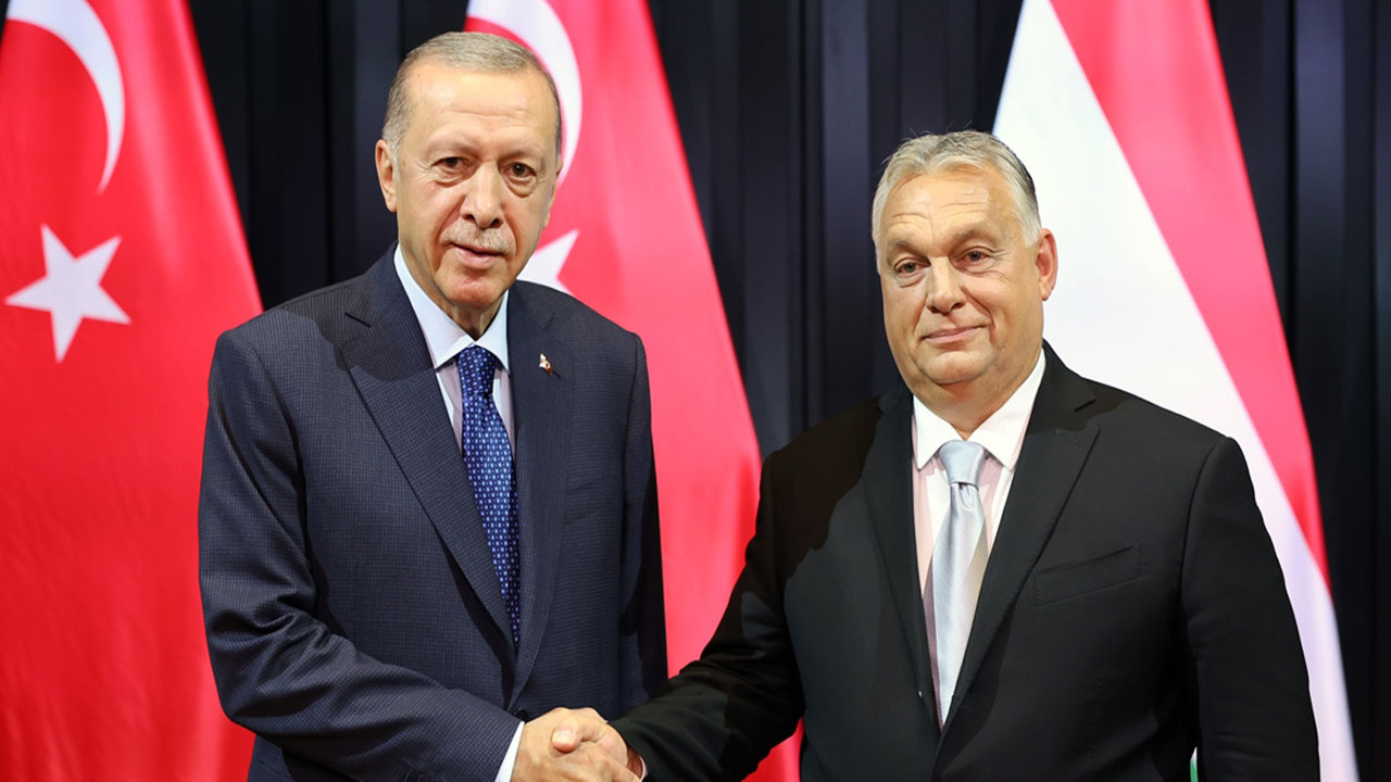 Cumhurbaşkanı Erdoğan, Macaristan'a gitti! AB'ye tam üyelik süreci konuşuldu