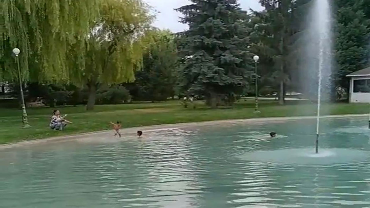 Uyarmadan kameraya çekti! Sıcaktan bunalan çocukların elektrikli süs havuzunda oyunu tedirgin etti
