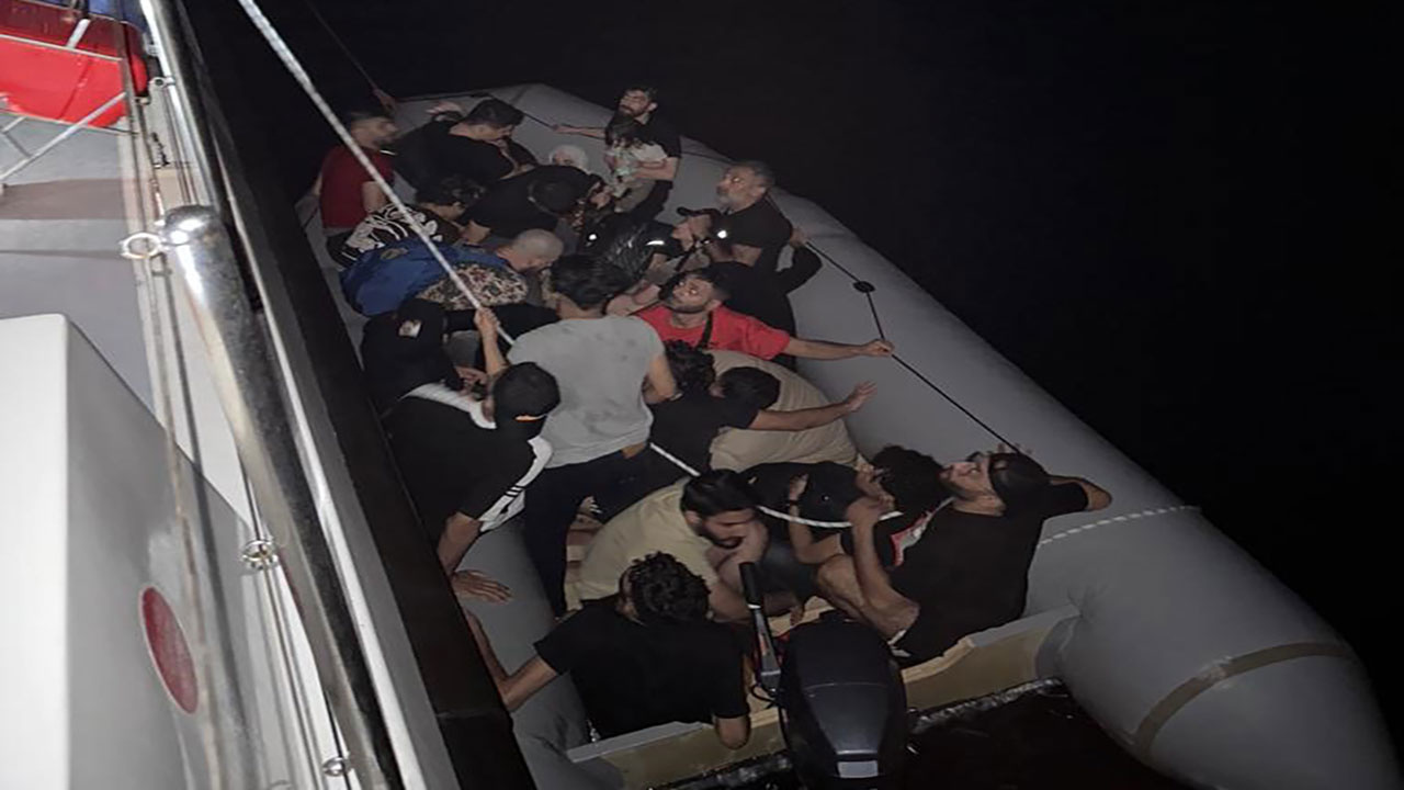 Bodrum'da lastik botla kaçmaya çalışan 49 düzensiz göçmen yakalandı!