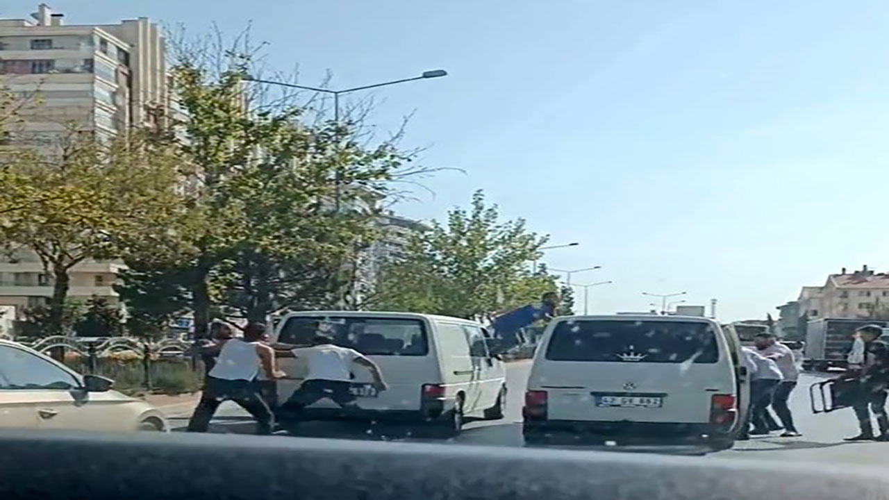 Konya'da tekmeli tokatlı trafik kavgasında ilginç anlar! Minibüsün camından atlayıp kavgaya karıştı