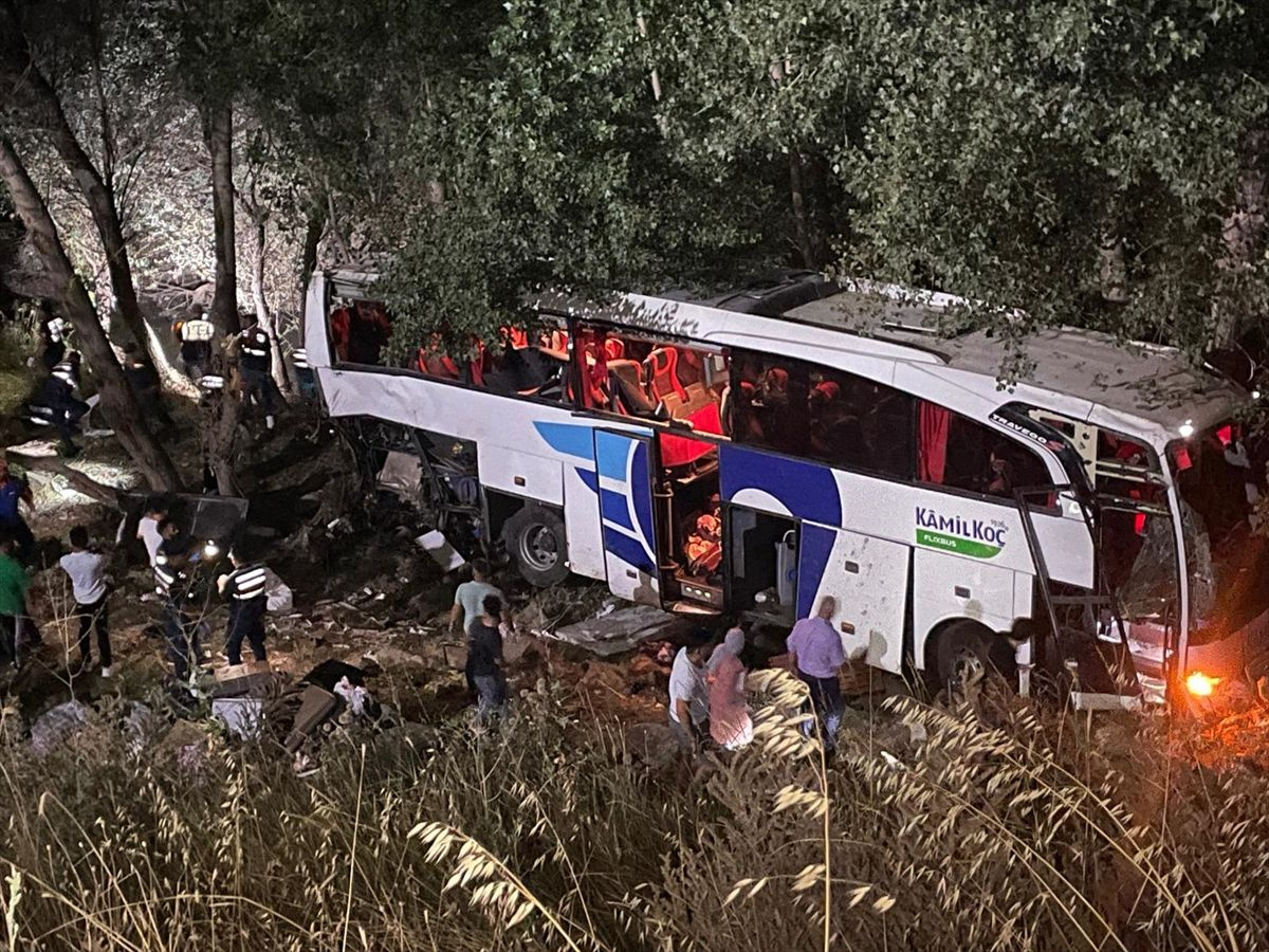 Yozgat'ta katliam gibi kaza! Yolcu otobüsü şarampole uçtu 12 kişi öldü 19 yaralı