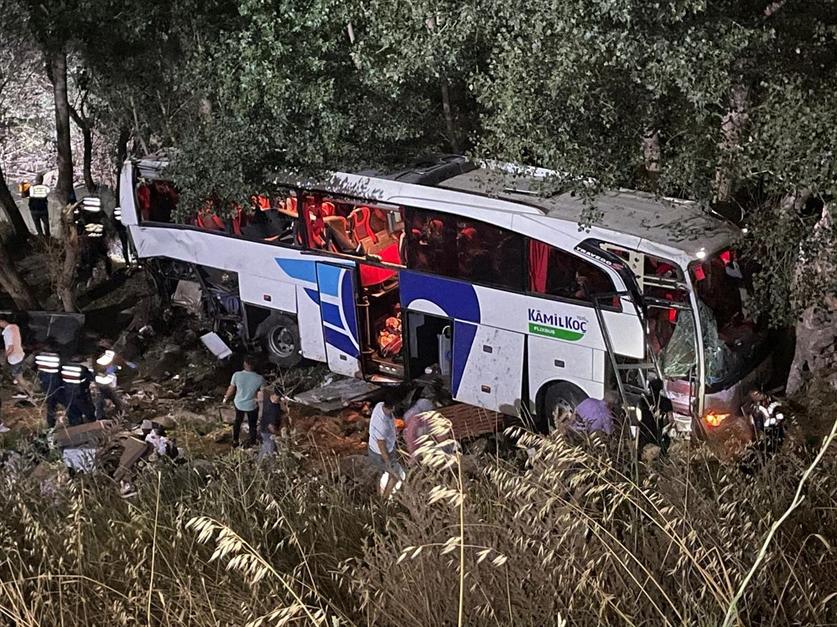 Yozgat'ta katliam gibi kaza! Yolcu otobüsü şarampole uçtu 12 kişi öldü 19 yaralı