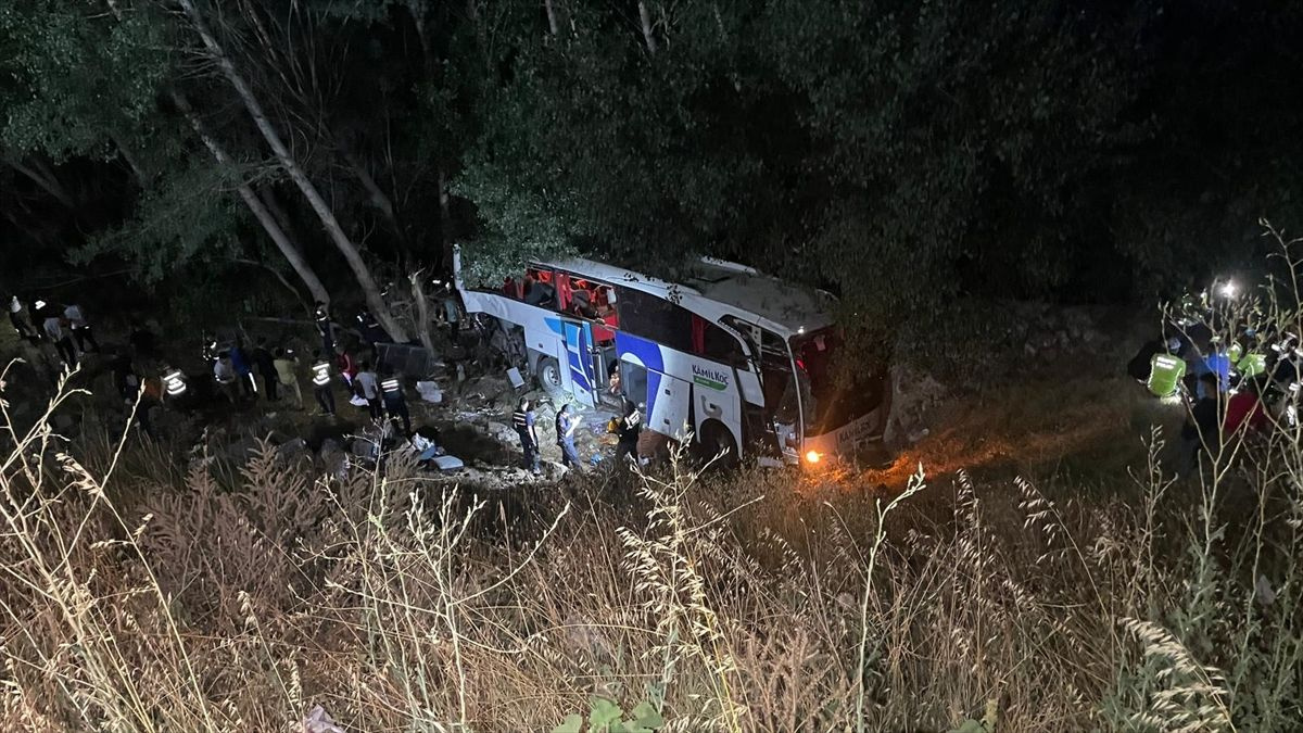 Yozgat'ta katliam gibi kaza! Yolcu otobüsü şarampole uçtu 12 kişi öldü 19 yaralı