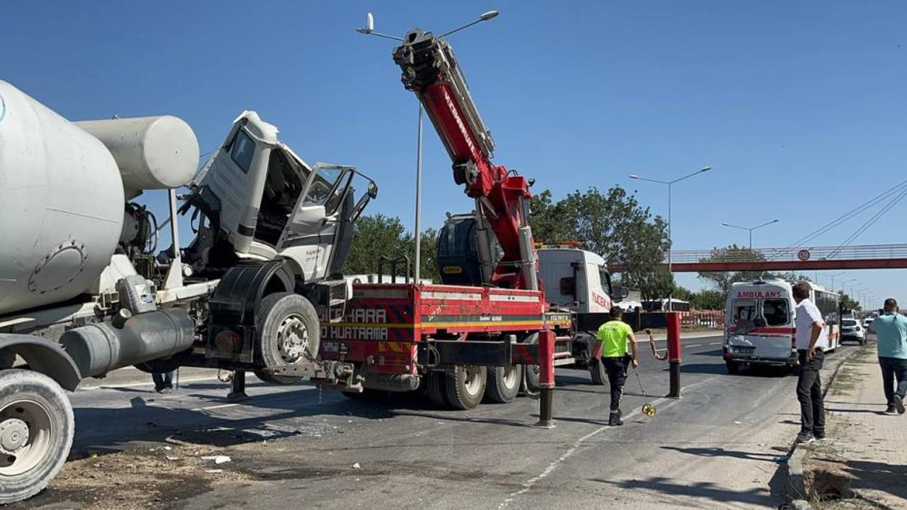Eskişehir'de beton mikseri önce yolcu otobüsüne, sonra ambulansa çarptı