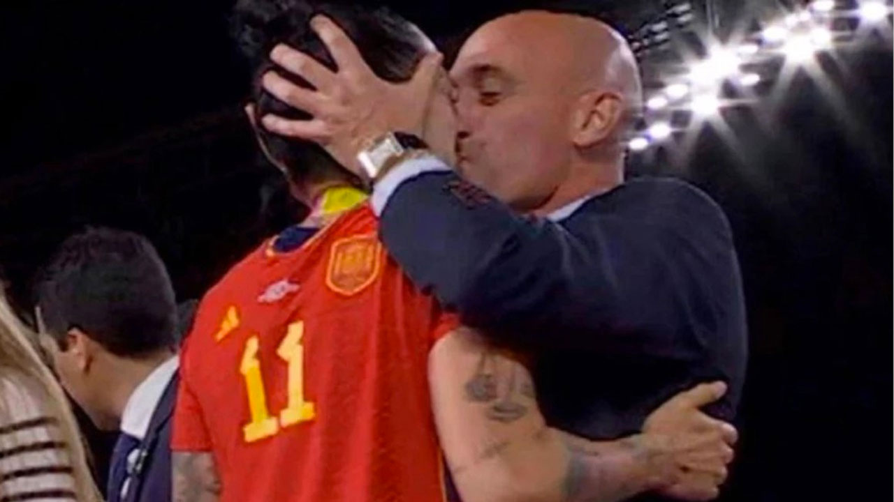 Kadın futbolcuyu dudaktan öptü İspanya Başbakanı Pedro Sanchez'in tepkisi dinmedi