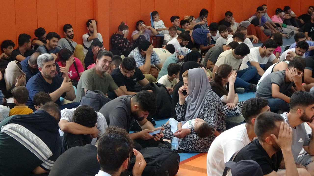Antalya'da tekneyle İtalya'ya kaçmaya çalışan 270 kaçak göçmen yakalandı!