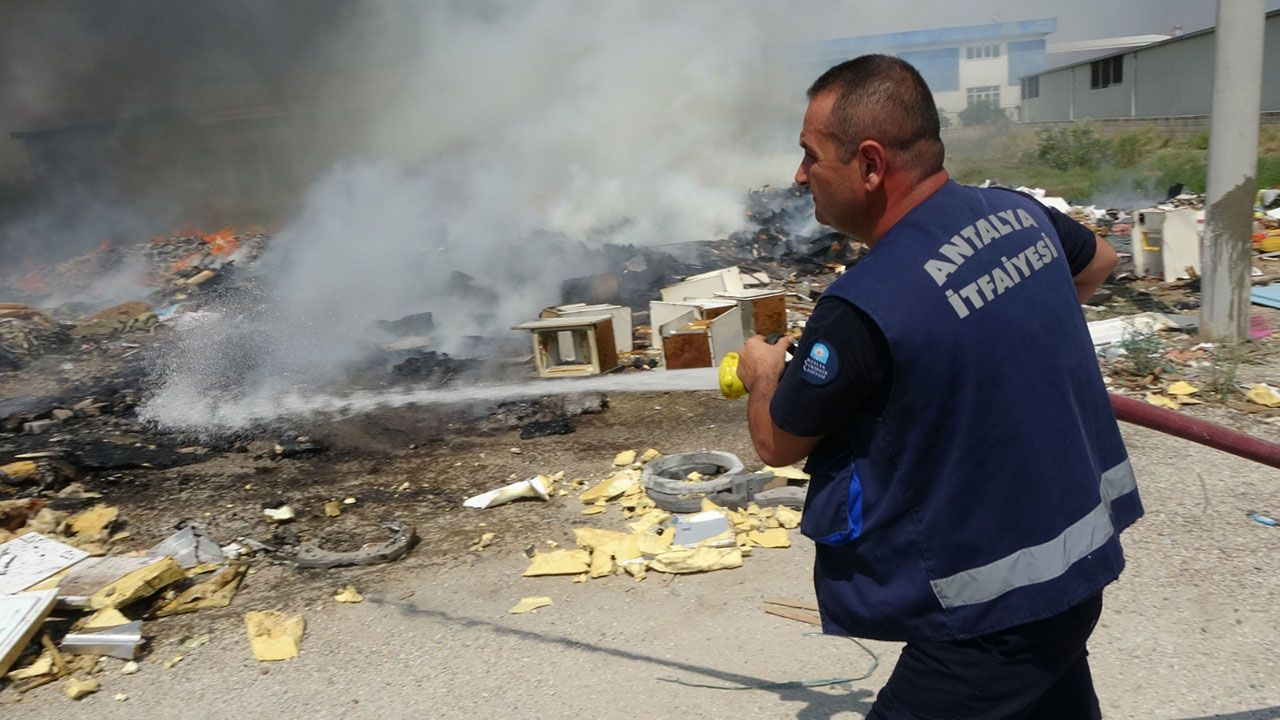 Hurdalıkta çıkan yangın korku dolu anlar yaşattı! Alevler aydınlatma direklerini eritti