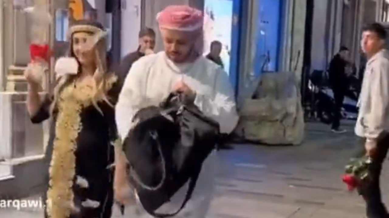 Taksim'de Arap kıyafetli kadın ve erkek bir çanta dolusu para dağıttı