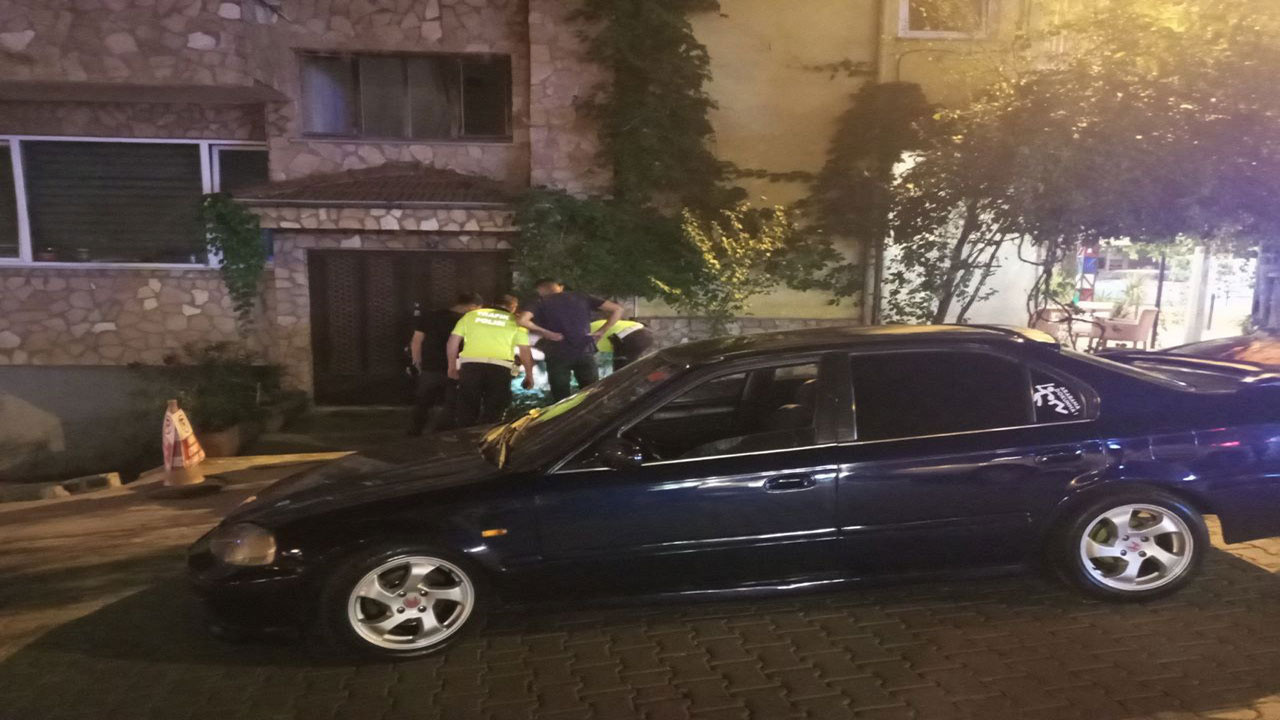 Zonguldak'ta alkollü sürücü alkolmetreye üflememek isteyince olanlar oldu! Polis arabasına tekmeler attı, laf saydı