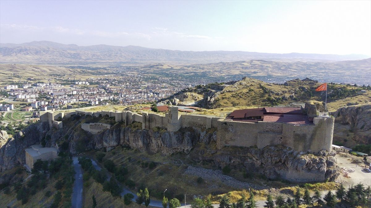 Elazığ'da kazı çalışmalarında bin yıllık olduğu düşünülen saray mutfağı bulundu