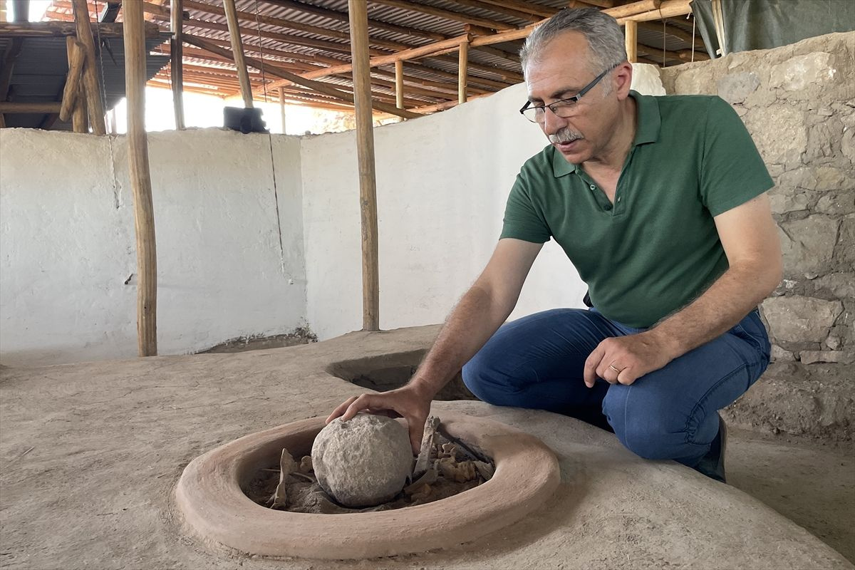 Elazığ'da kazı çalışmalarında bin yıllık olduğu düşünülen saray mutfağı bulundu