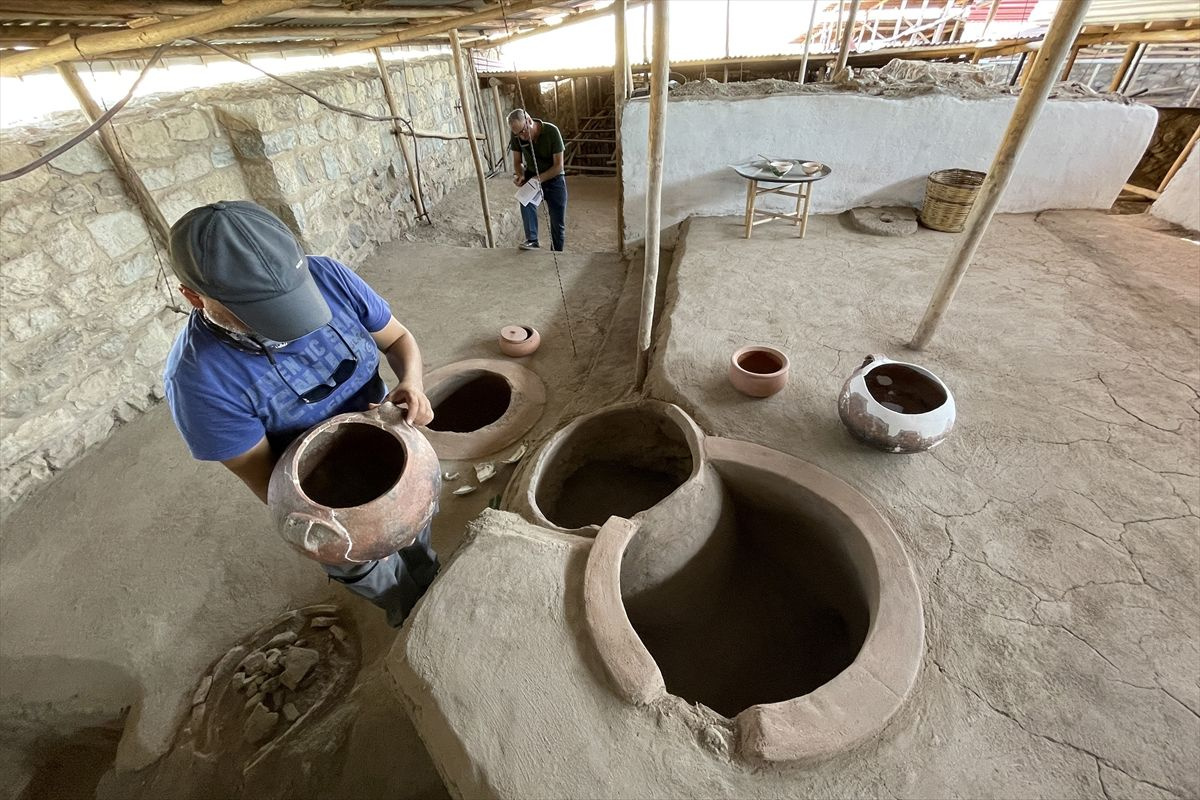 Elazığ'da kazı çalışmalarında bin yıllık olduğu düşünülen saray mutfağı bulundu