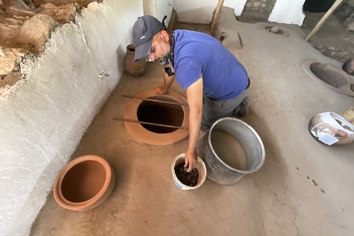 Elazığ'da kazı çalışmalarında bin yıllık olduğu düşünülen saray mutfağı bulundu