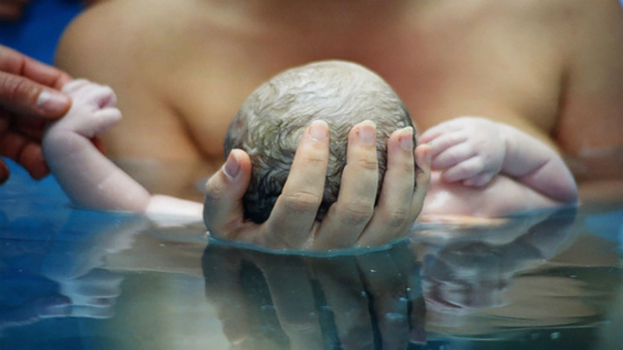 Uzmanlar anne adaylarına açıkladı! İşte suda doğum ile ilgili bilinmeyenler
