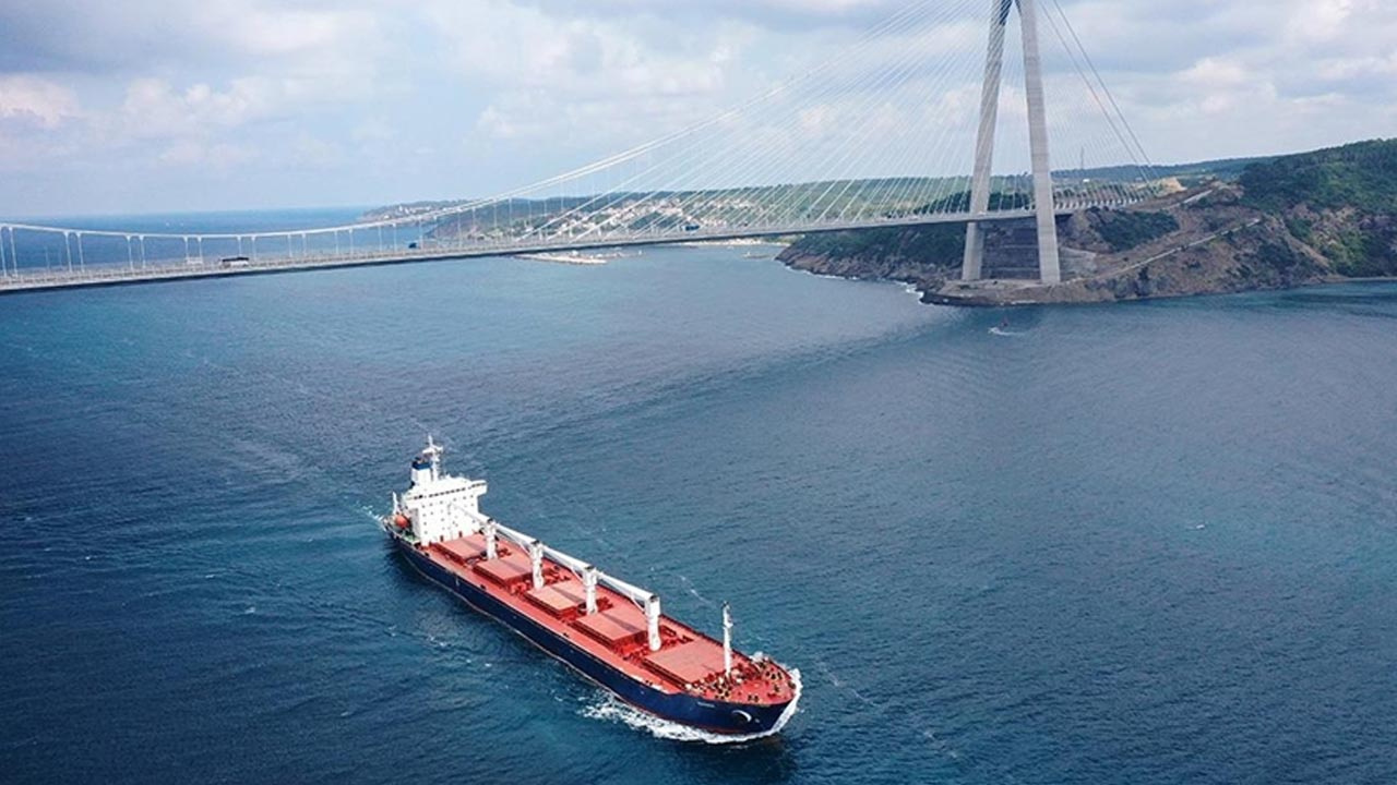 İstanbul Boğazı'nda gemi trafiği yeniden açıldı