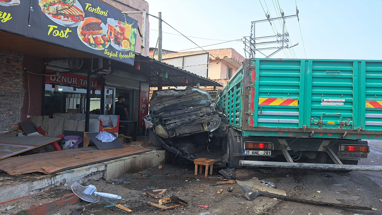 Hatay'da kontrolden çıkan kamyon önce pak halindeki tıra sonra 2 otomobile çarptı: 2 kişi yaralandı.