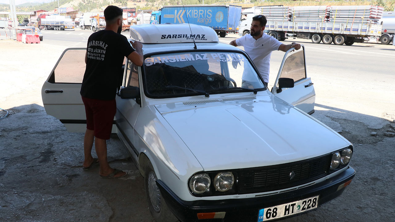 Adana'da sıcaktan bunalan esnaf 1991 model aracına klima taktı!