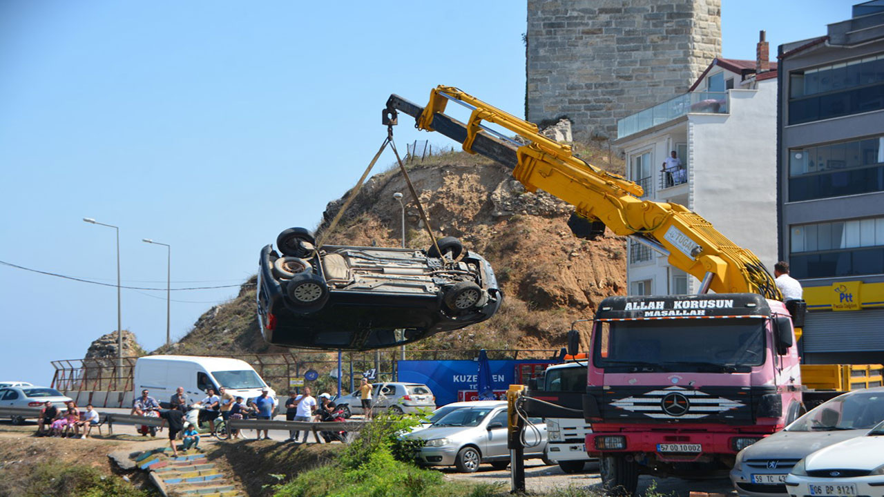 Sinop'ta el frenini çekmeyi unutan sürücünün aracı yokuşta takla attı!