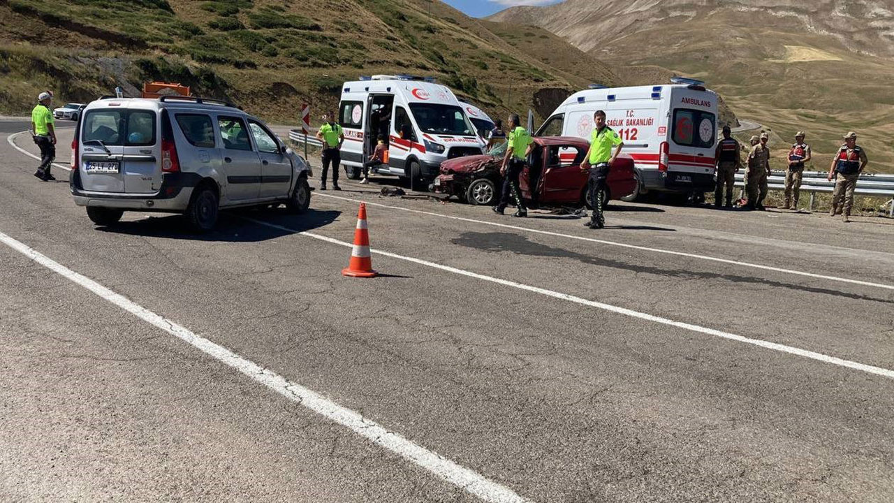 Bayburt'ta feci kaza! 2 otomobil birbirine girdi: 11 yaralı