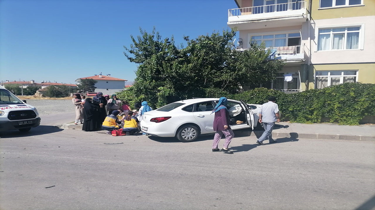 Erzincan'da iki otomobil kafa kafaya çarpıştı: 3 yaralı