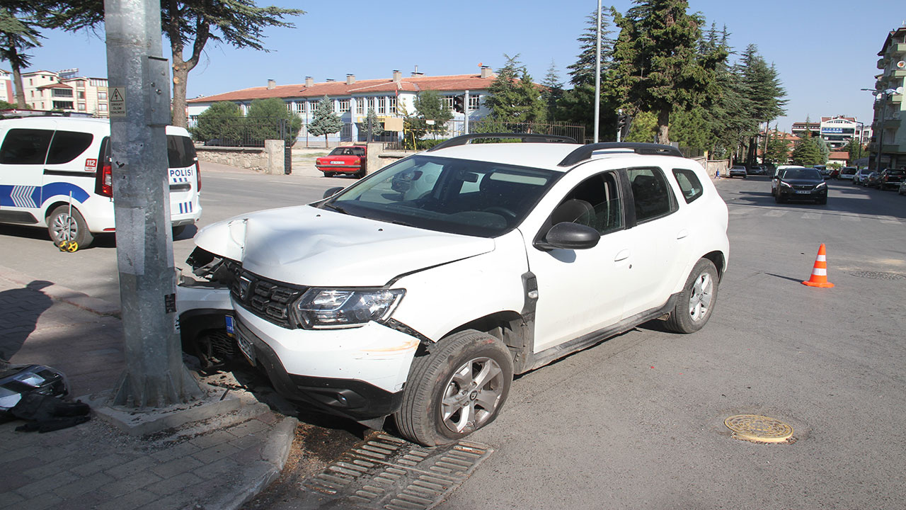 Konya'da 2 otomobil kafa kafaya çarpıştı! 3 kişi yaralandı