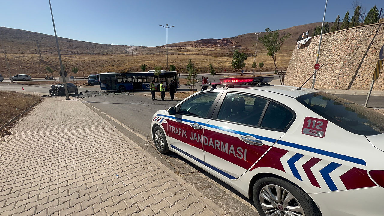 Elazığ'da cip ile otobüs çarpıştı! Hurdaya dönen araçta 1’i ağır 3 kişi yaralandı