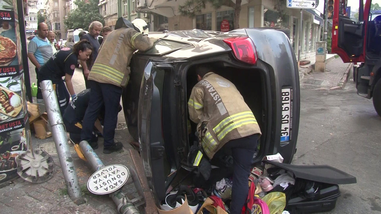 Kadıköy'de otomobil ve ticari taksi çarpıştı! Yan yatan otomobilde 1 kişi yaralandı