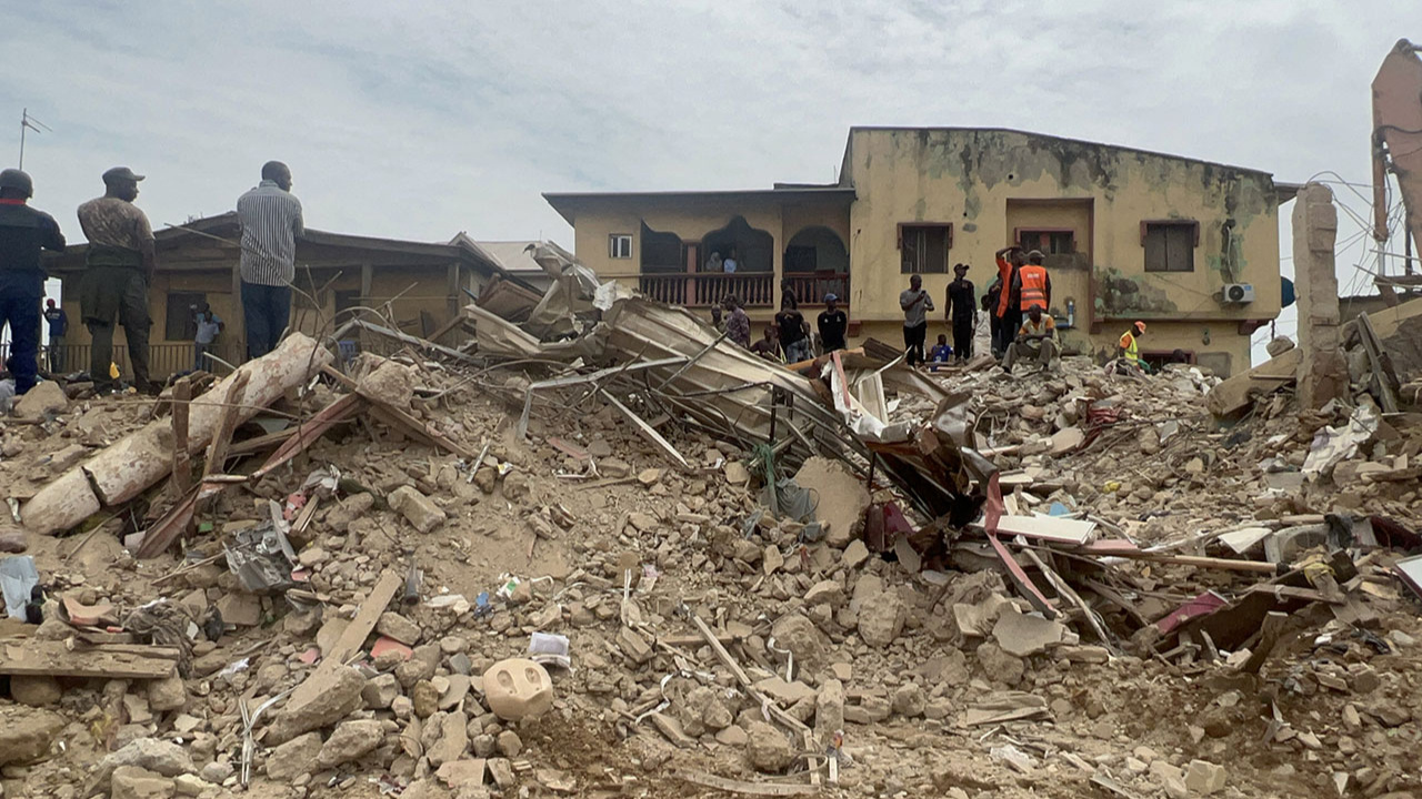 2 katlı bina çöktü: 2 kişi öldü, 37 kişi yaralandı, 10'larca kişi göçük altında